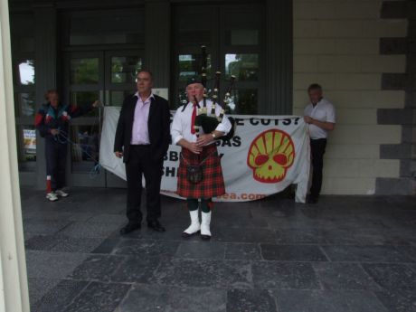 Pat, banner and piper at Castlebar Courthouse