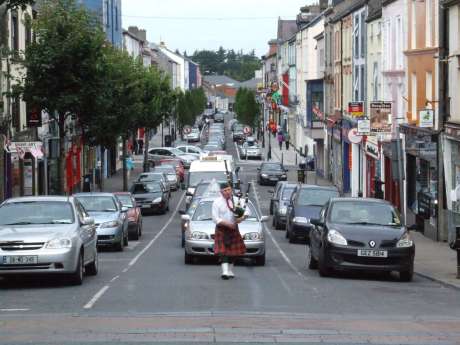 Pat's motorcade being piped through Ballina's Pearse St.