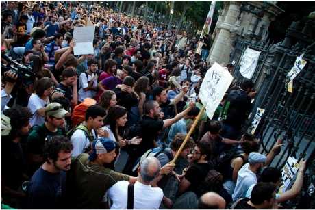 1500 People blocking the gates to the Catalan Parliament in Barcelona