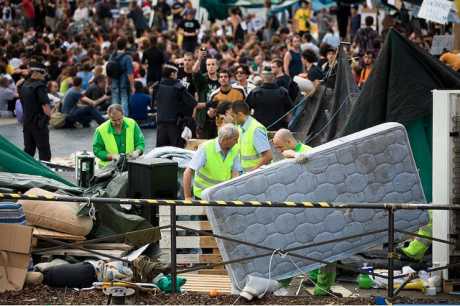 #acampadaBCN: eviction with police violence; square is "cleaned"; petitions, computers, sleeping bags, food, water...