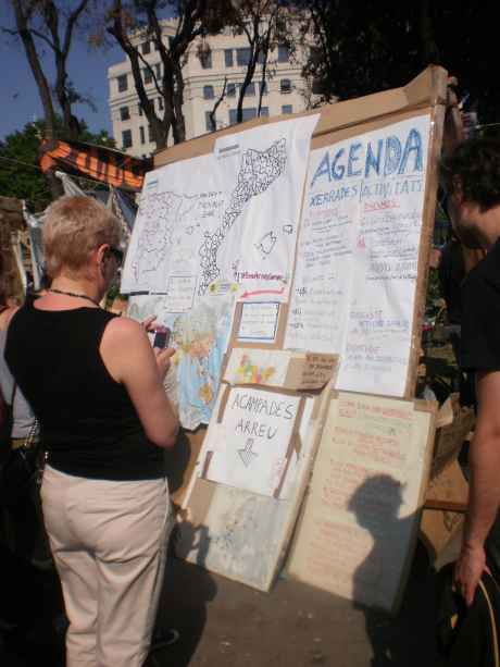 That beautiful board of maps with coloured tacks: communication the revolution to the world